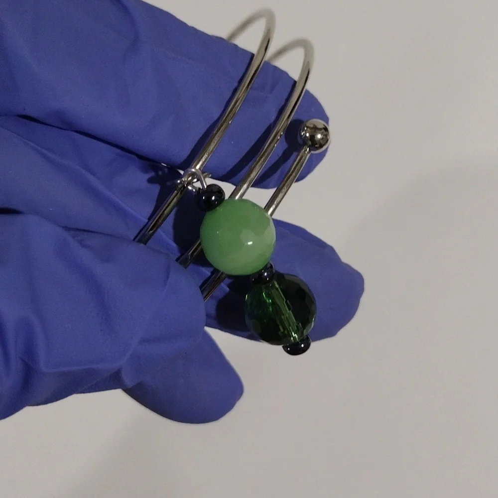 Silver-tone Wire Bangle Bracelet with Green Beaded Charm – Elegant Women Jewelry
